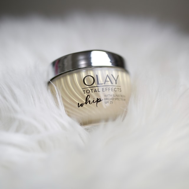 Curious to find out if the Olay Total Effects Whip Face Moisturizer with SPF does what it promises? Read on to discover my experience trying out this anti-aging serum which claims to give us 7 in one benefits in one jar. All about Olay, #skincare, wrinkles