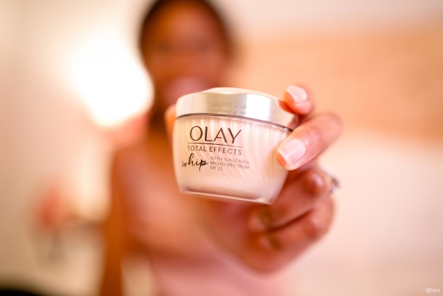 Looking for an anti-aging moisturizer that does what it promises? Read this post first. A detailed review of the Olay Total Effects Whip Face Moisturizer with SPF 25. Discover the 7 in one benefits of Olay Whip and if it is the best product for you! All about #olay, skincare, wrinkles