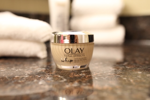 Curious to find out if the Olay Total Effects Whip Face Moisturizer with SPF does what it promises? Read on to discover my experience trying out this anti-aging serum which claims to give us 7 in one benefits in one jar. All about Olay, #skincare, wrinkles