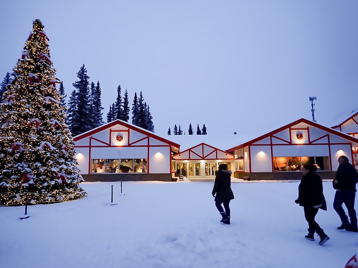 After years of living in Alaska, I finally made the time to visit the Santa Claus House North Pole Alaska. This is the trading post where children send letters to and get letters from Santa! Get a photo with Santa Claus all-year-round or visit during the winter to witness the annual tree-lighting ceremony and the Northern Lights. All about live reindeer, candy cane, largest Santa, Santa statue