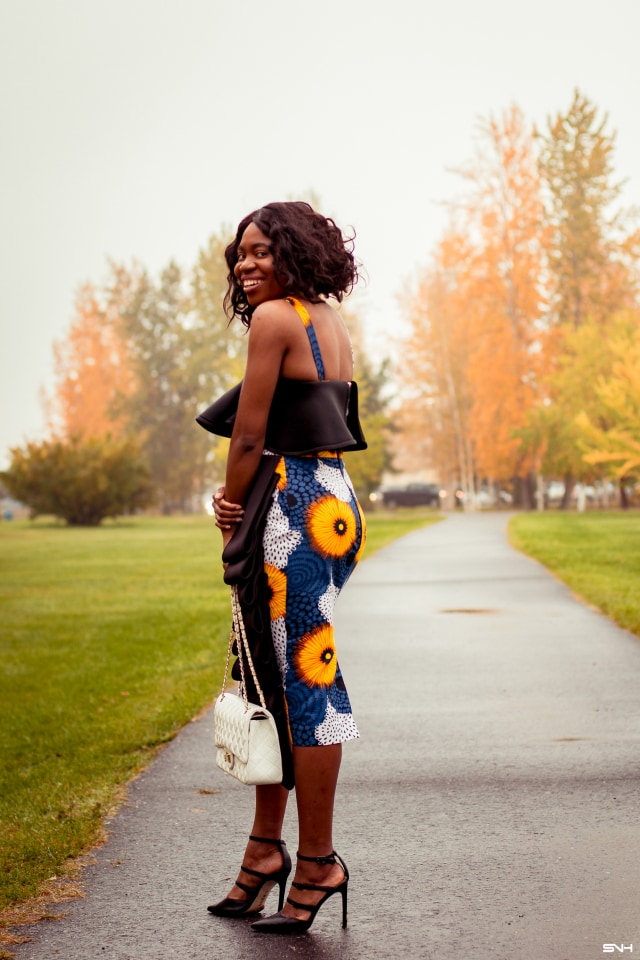 Oh how I love this African print midi dress. The dramatic scuba drapes and sleeveless design makes this dress practical and modern. Paired with a classic triple-strap heeled sandals and designer-inspired quilted crossbody bag, this ankara dress is a stunner!