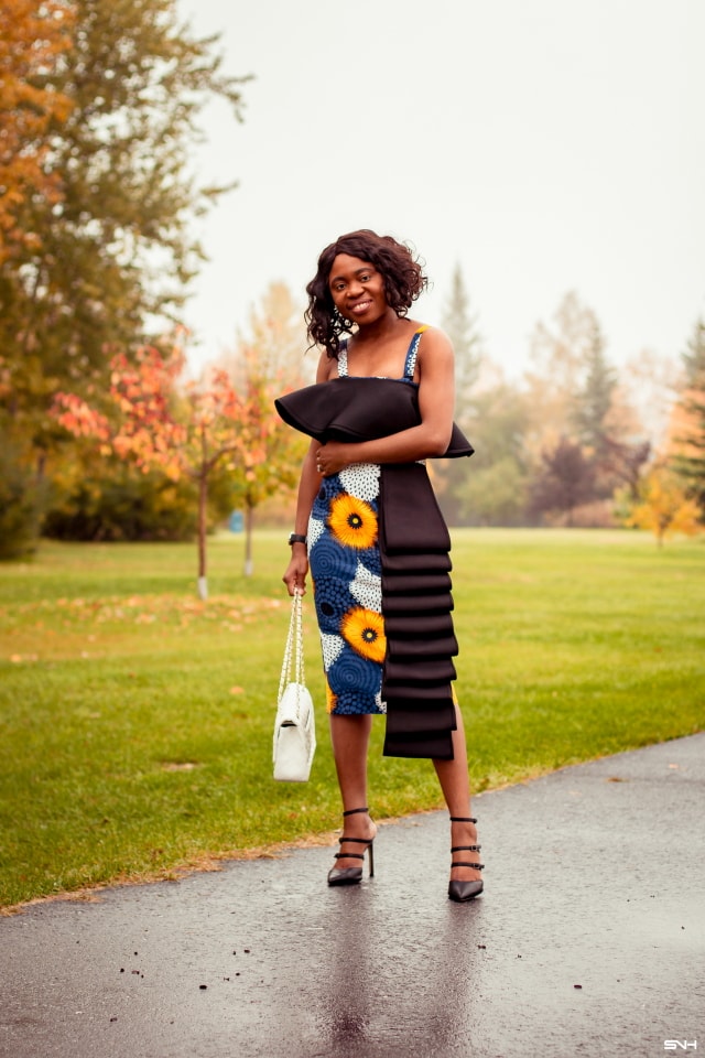 Oh how I love this African print midi dress. The dramatic scuba drapes and sleeveless design makes this dress practical and modern. Paired with a classic triple-strap heeled sandals and designer-inspired quilted crossbody bag, this ankara dress is a stunner!