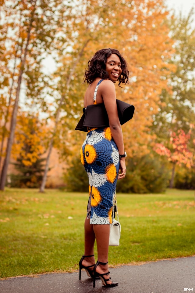 Oh how I love this African print midi dress. The dramatic scuba drapes and sleeveless design makes this dress practical and modern. Paired with a classic triple-strap heeled sandals and designer-inspired quilted crossbody bag, this ankara dress is a stunner!