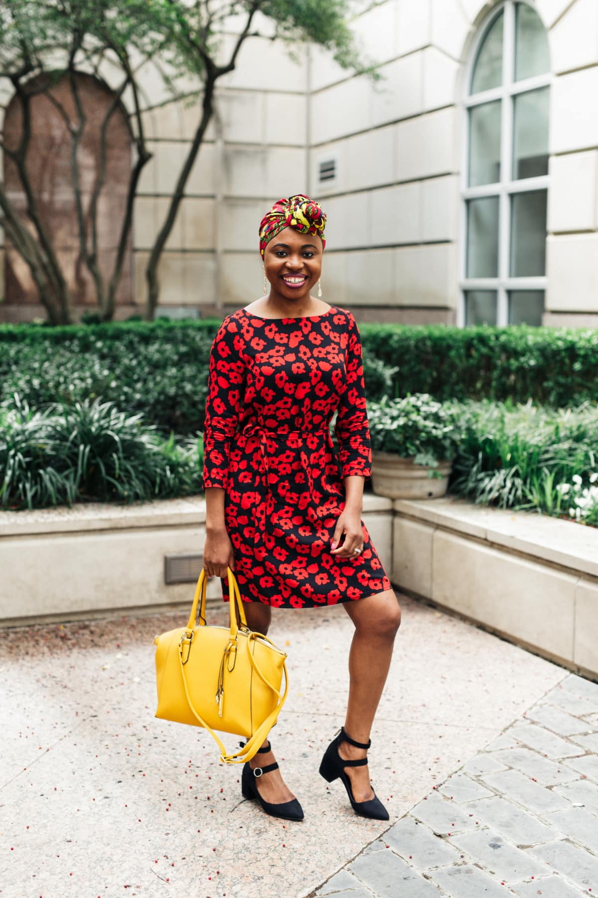 Crushing on this dazzling head wrap outfit espexxially with how she paired that African print turban with a cute summer dress. An unlikely combination that works perfect for the office, school, brunch, church, and even weddings. Plus it’s an effortless style on bad hair days. #africanfashionstyles #ankara #dashiki #headwraps