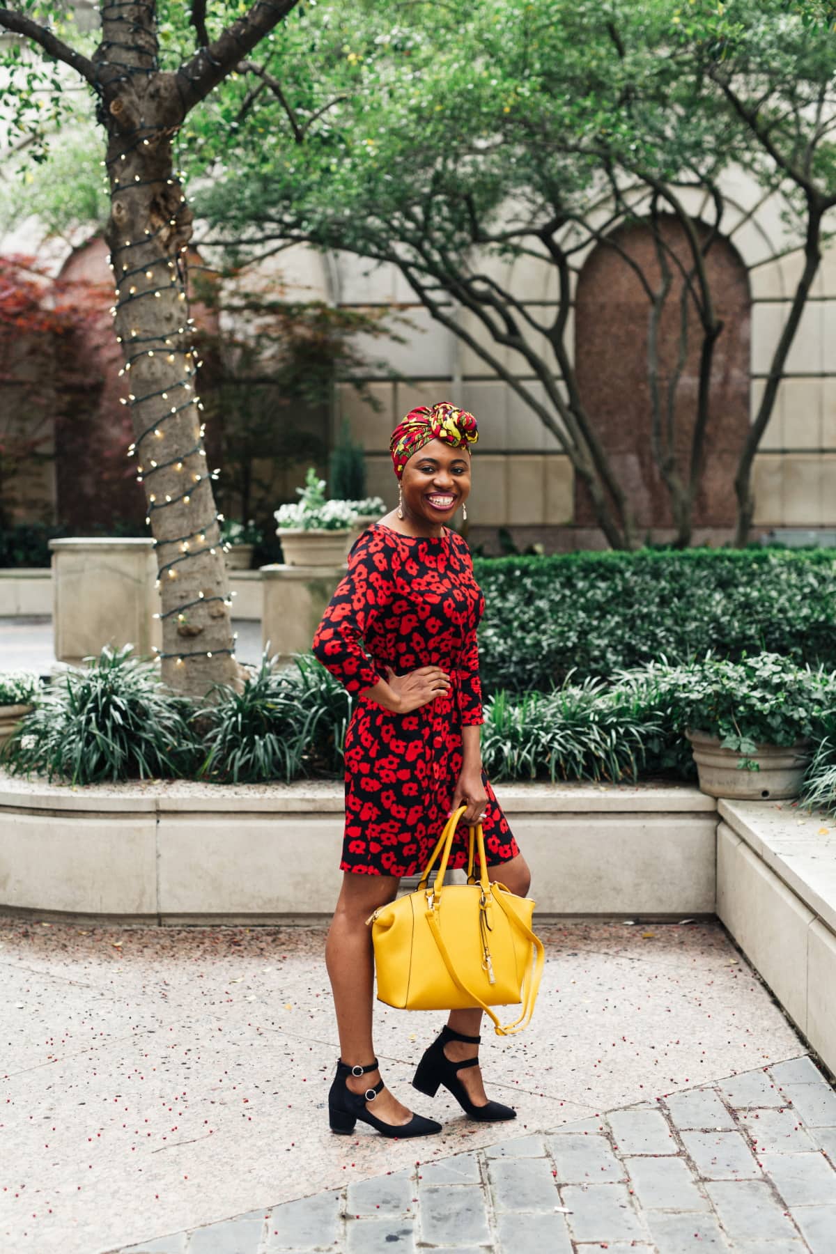 Crushing on this dazzling head wrap outfit espexxially with how she paired that African print turban with a cute summer dress. An unlikely combination that works perfect for the office, school, brunch, church, and even weddings. Plus it’s an effortless style on bad hair days. #africanfashionstyles #ankara #dashiki #headwraps