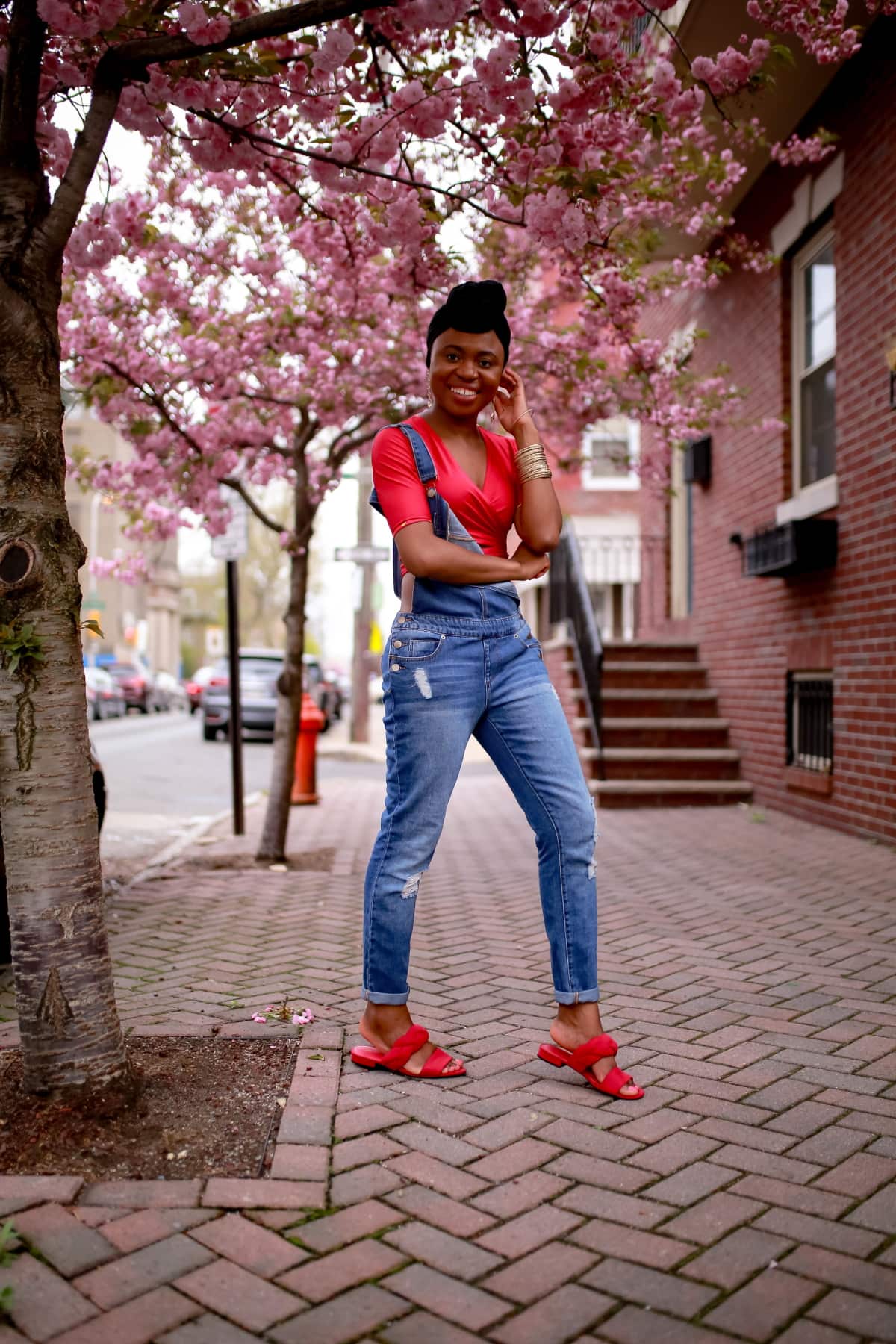 So many ways to rock a distressed denim that you never imagined. And the great thing about work-inspired overalls is that they look good on all body types. Read more to discover the key to getting the perfect overalls.#jeansoutfit #trendyfashion