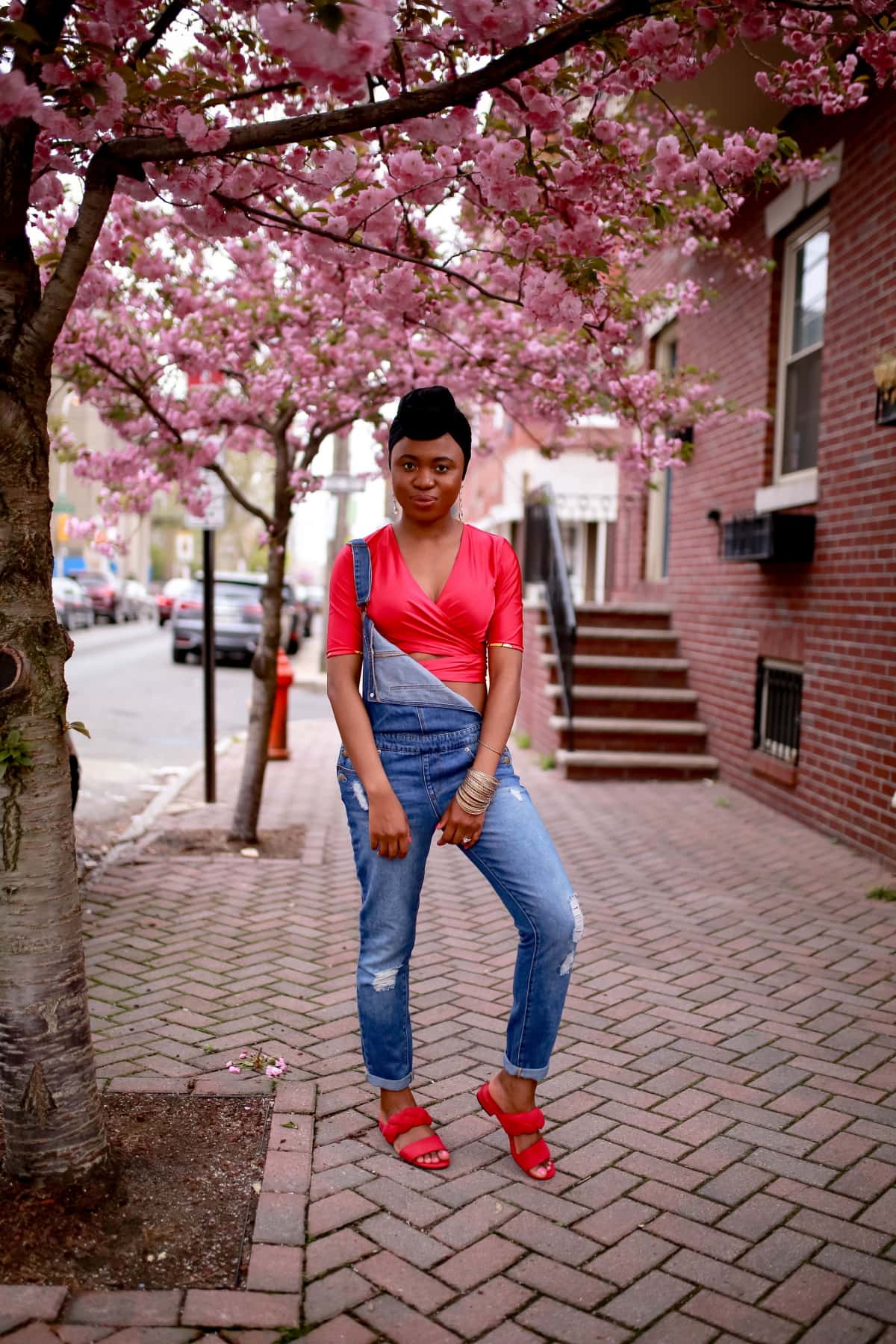 This is seriously my favorite way to wear denim overalls! And I've linked a similar pair that's less than $30. Discover a few more ways to take your overalls from casual chic, to work and night out. #denim #summerfashion