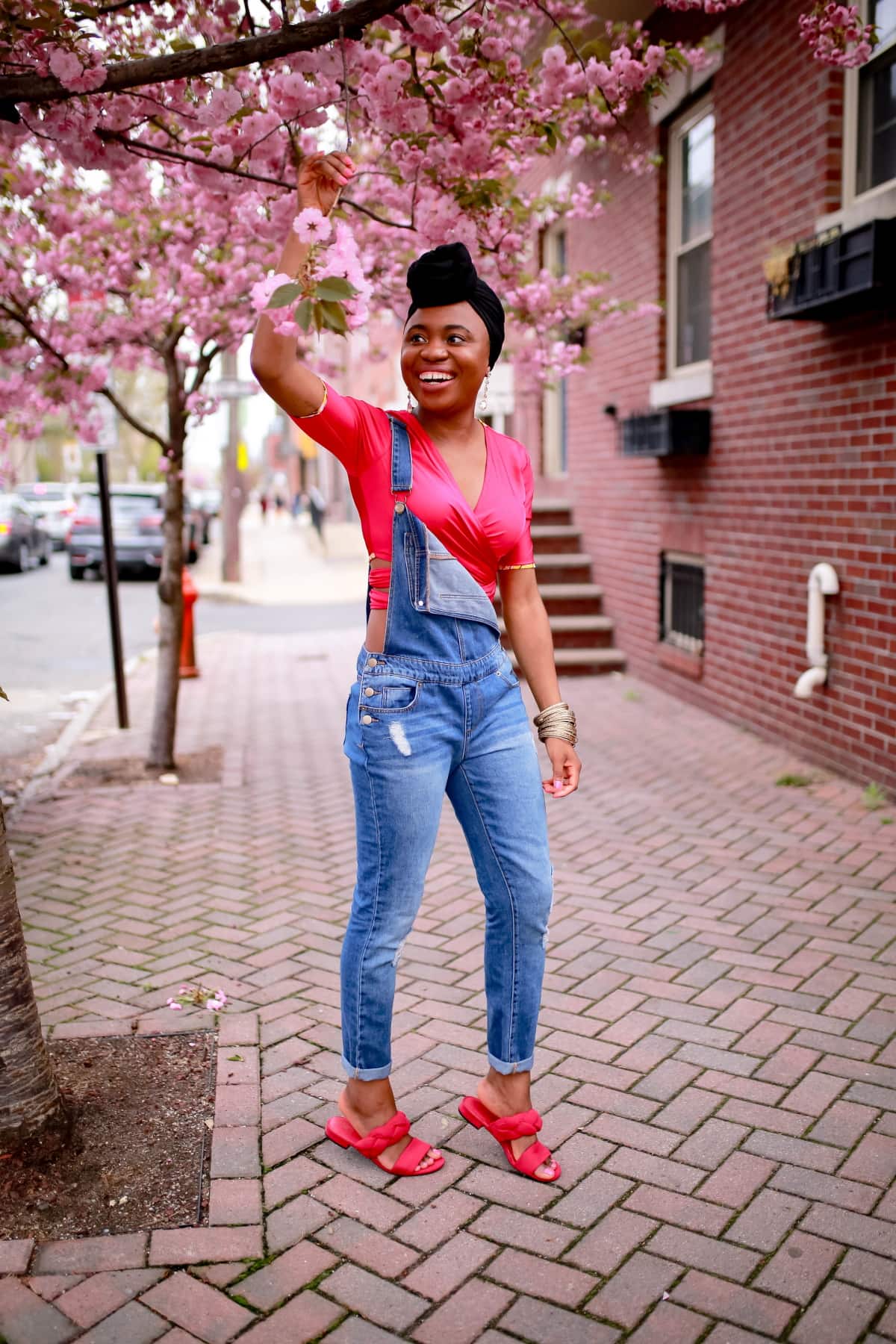 Cold shoulder outfits might be going out of style but denim overalls are a hit each and every summer. Before you throw in the towel, keep reading to find out how you can get your groove back on with a few fresh ways to style denim overalls. #summeroutfits #trendyoutfits