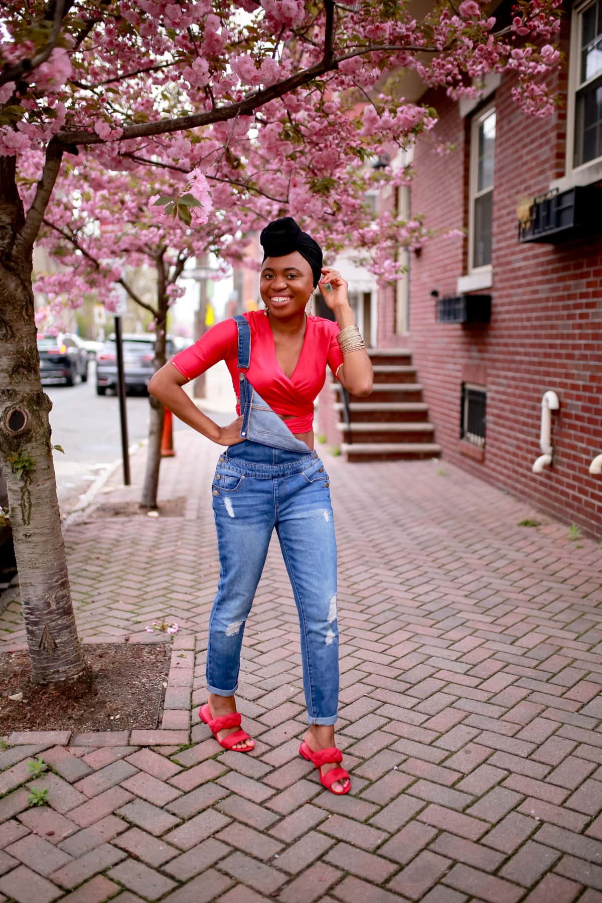 This is seriously my favorite way to wear denim overalls! And I've linked a similar pair that's less than $30. Discover a few more ways to take your overalls from casual chic, to work and night out. #denim #summerfashion 