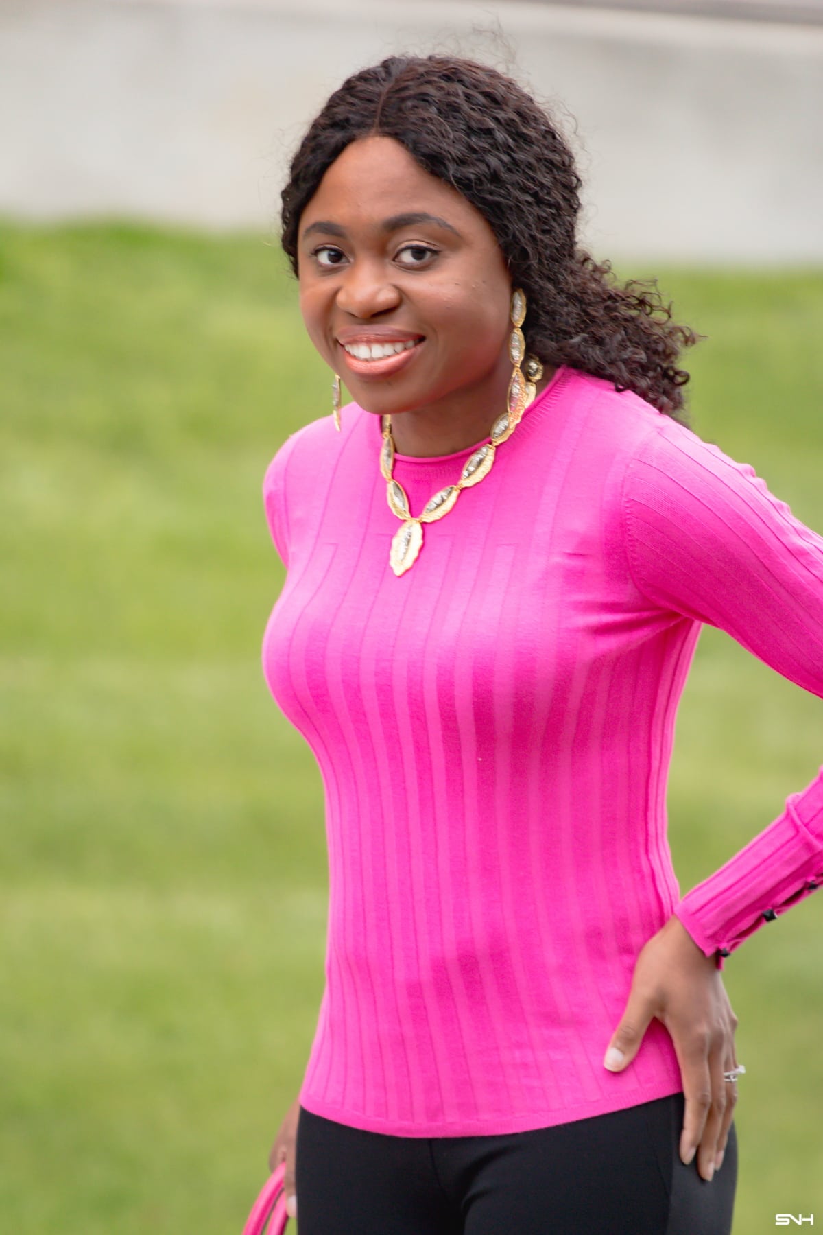 Pink is not my favorite color, but I love this black and pink sweater outfit. The colors and the unanticipated combination with a pastel pink flats give this workwear a kick. The contrasting details of the ponte dress pants yoga pants mixed with the dark-tone studs on the sweater sleeves are eye-catching. This look is all about pink sweaters, tuxedo pants, fall fashion, work outfits, black and pink outfits, pink and black outfit.