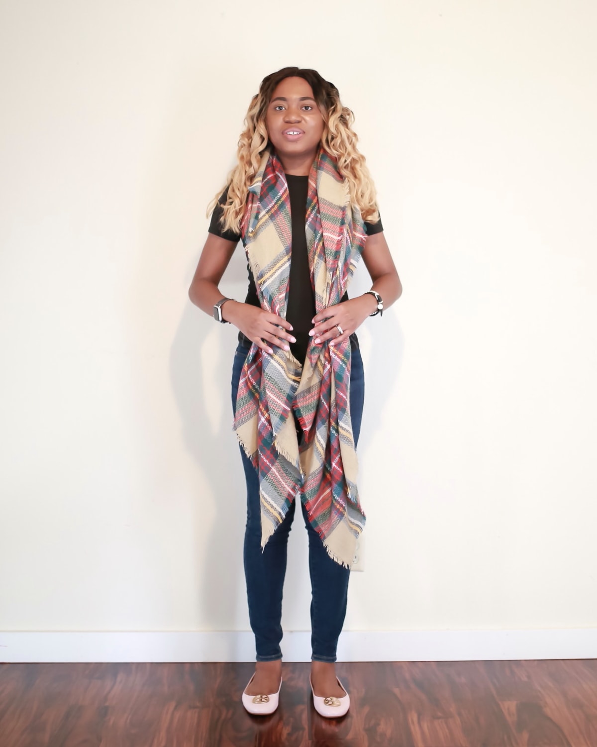 Whether you’re a fan infinity scarves or simple rectangle scarves, you’re going to love blanket scarves even more. Square scarves like large blanket scarves are stylish yet functional. Here are 5 simplest ways to tie a scarf this year.