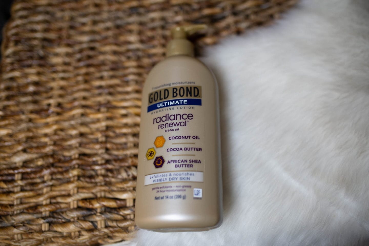 #moisturizer #moisturizerforoilyskin Gold Bond Ultimate review | Is Gold Bond a great skincare product that will keep you moisturized? I bought the entire collection and share my thoughts in this review. Keep reading to get the scoop on if this body lotion and cream are worth the hype or a total waste of money. #coconutoilskincare