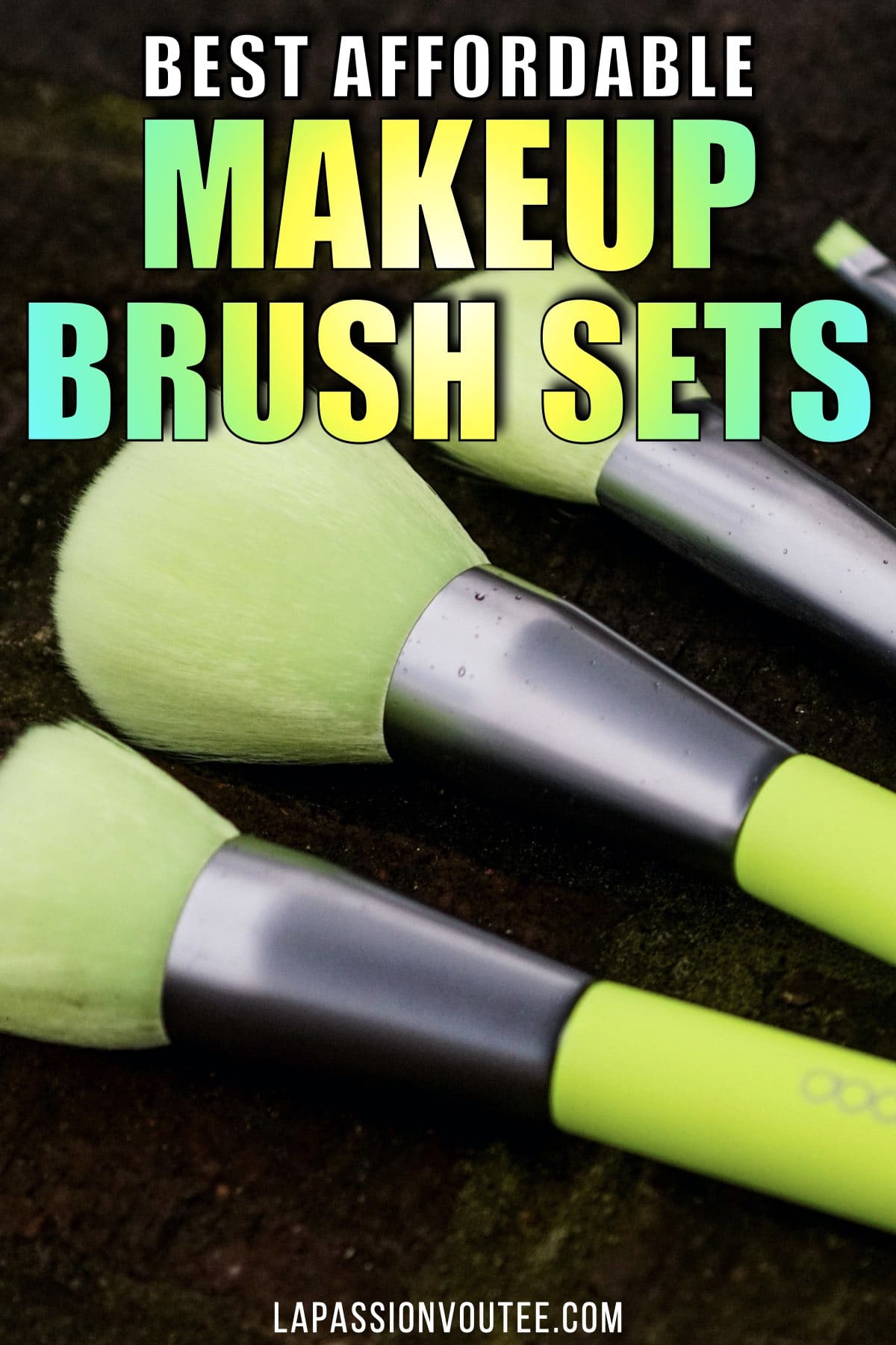 The makeup brushes you use for your foundation and powder application affect the final result of your look. Finding the best makeup should not be so difficult. These are the best makeup brush sets on Amazon guaranteed to give you a flawless look for less.