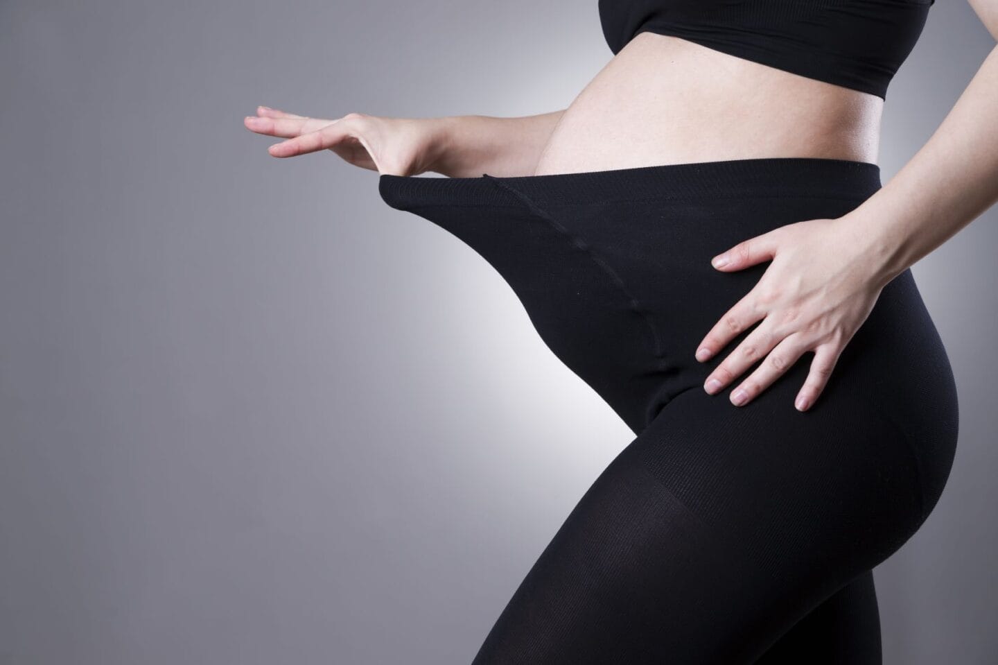 pregnant woman wearing leggings
