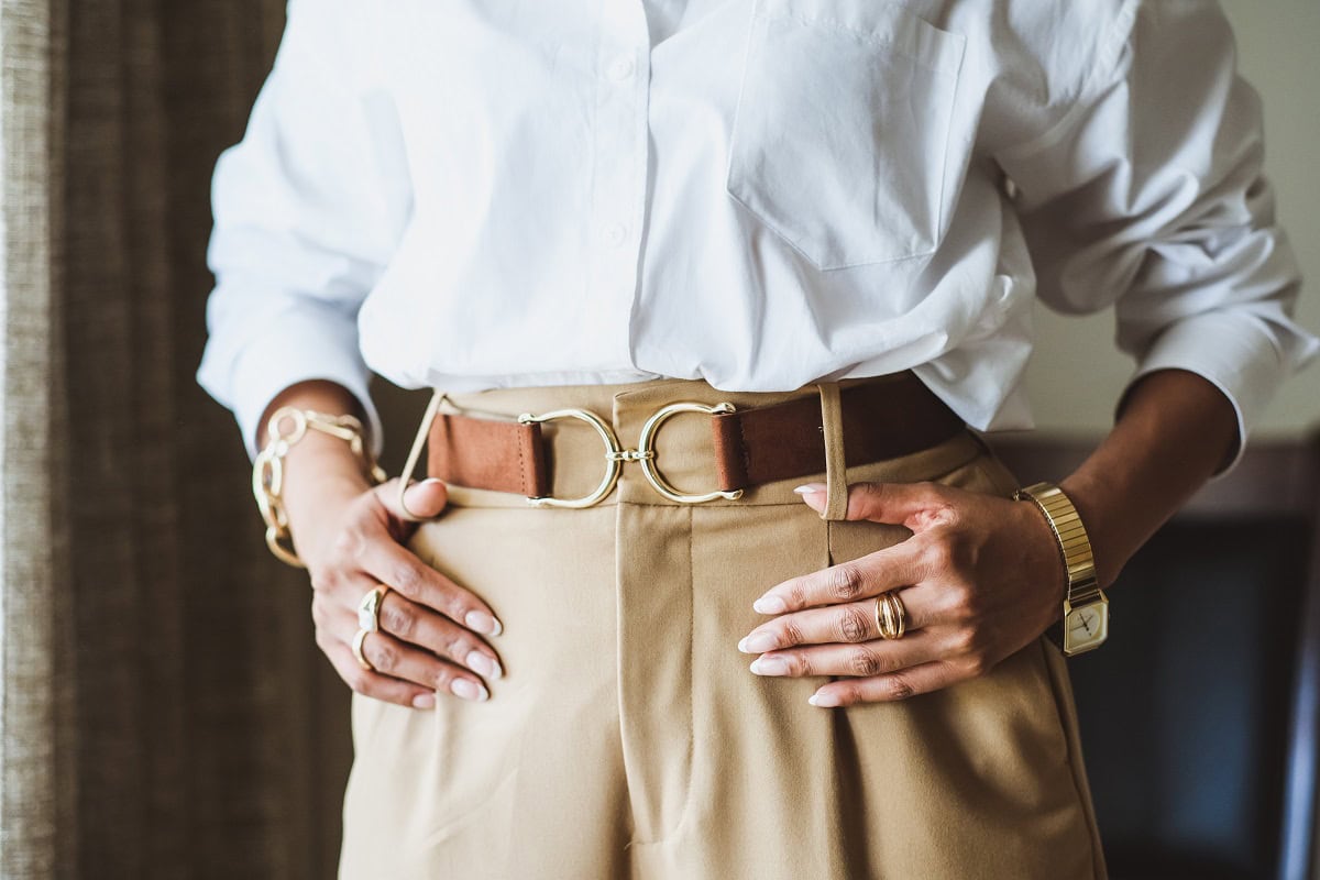 a woman stands in a trendy look white shirt bei 2023 11 27 05 13 33 utc