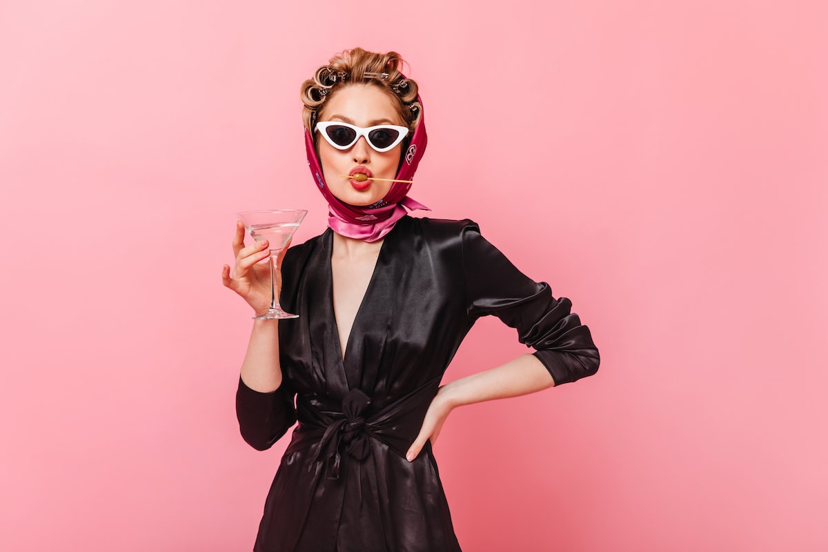 lady in sunglasses posing on pink background hold 2024 09 23 19 28 04 utc