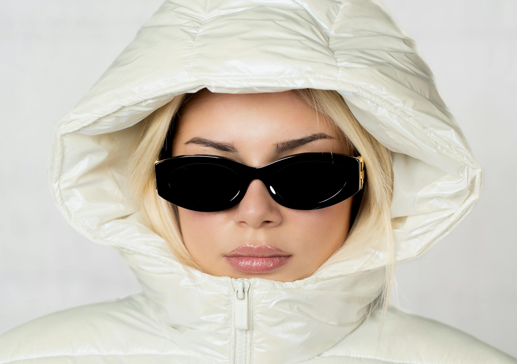 free photo of close up of fashionable woman in winter coat and sunglasses
