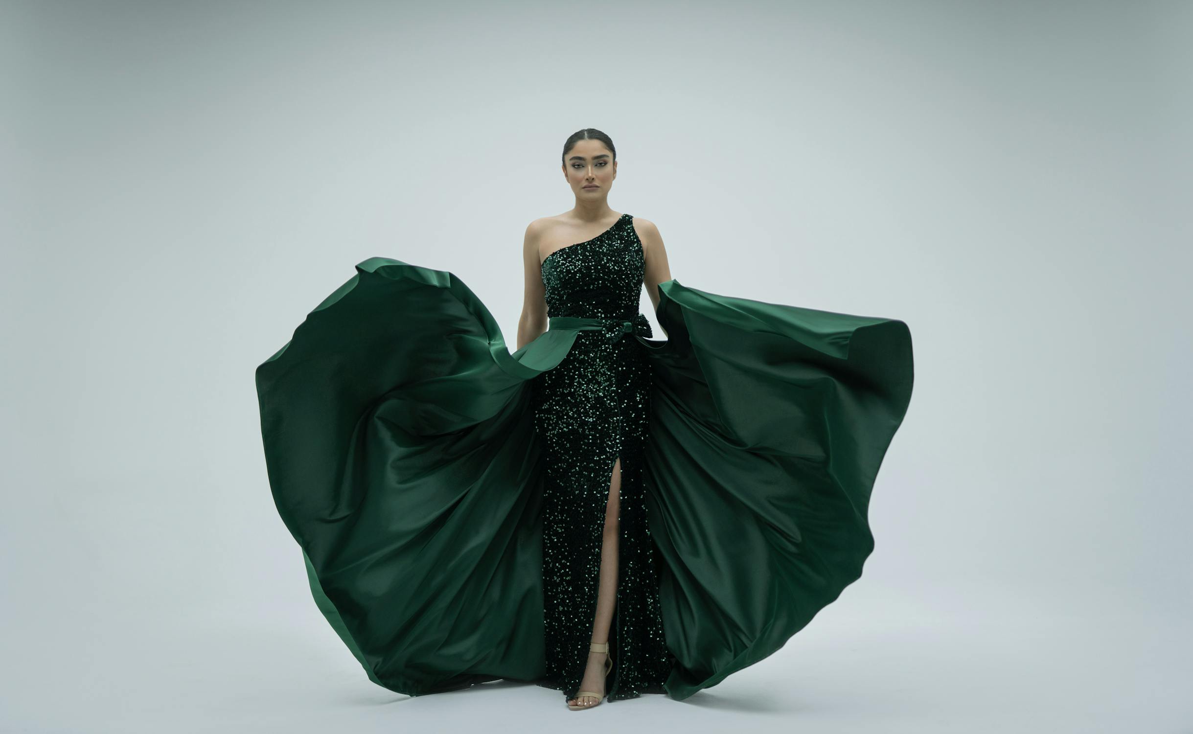 free photo of model in green dress