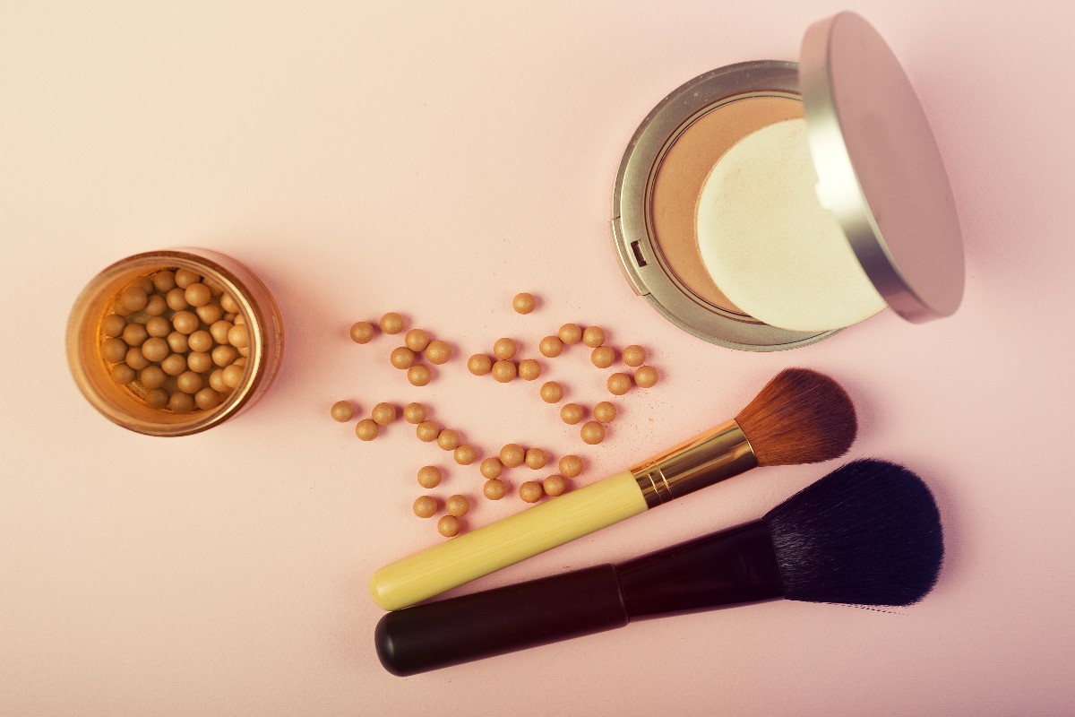 Retro beauty compact