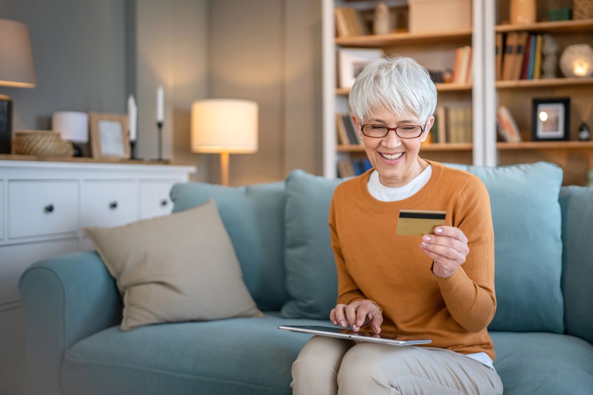 Elderly with credit cardMiljan