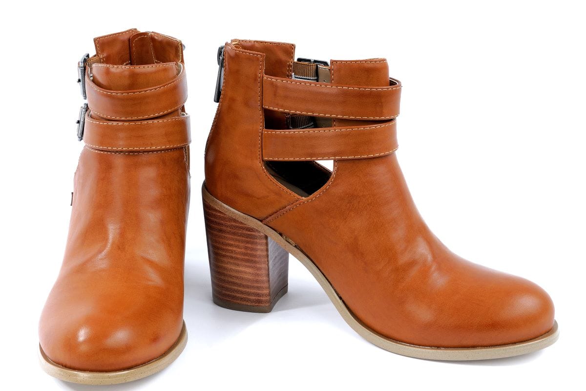 what shoes to wear with wide leg jeans