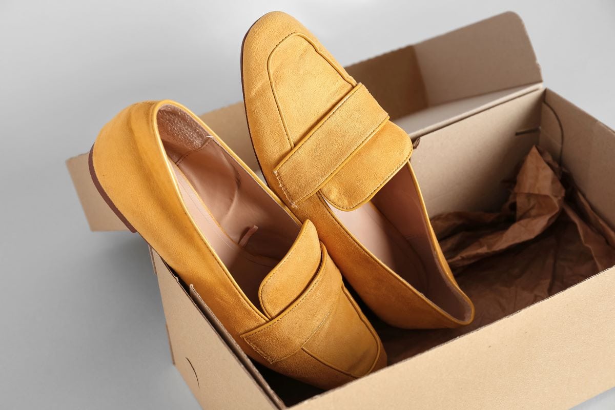 what shoes to wear with wide leg jeans