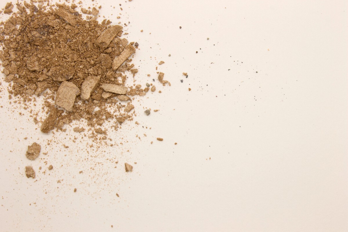 Scattered eyeshadow taupe