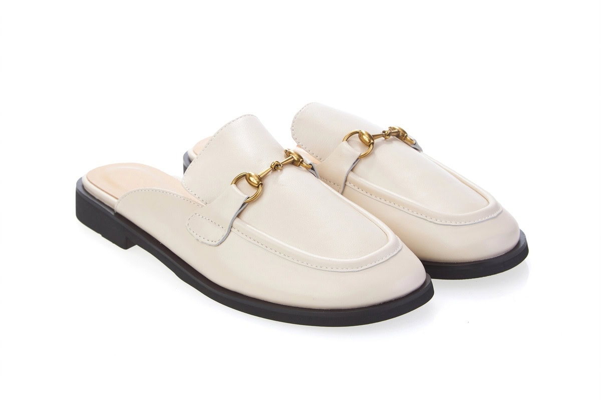 what shoes to wear with wide leg jeans