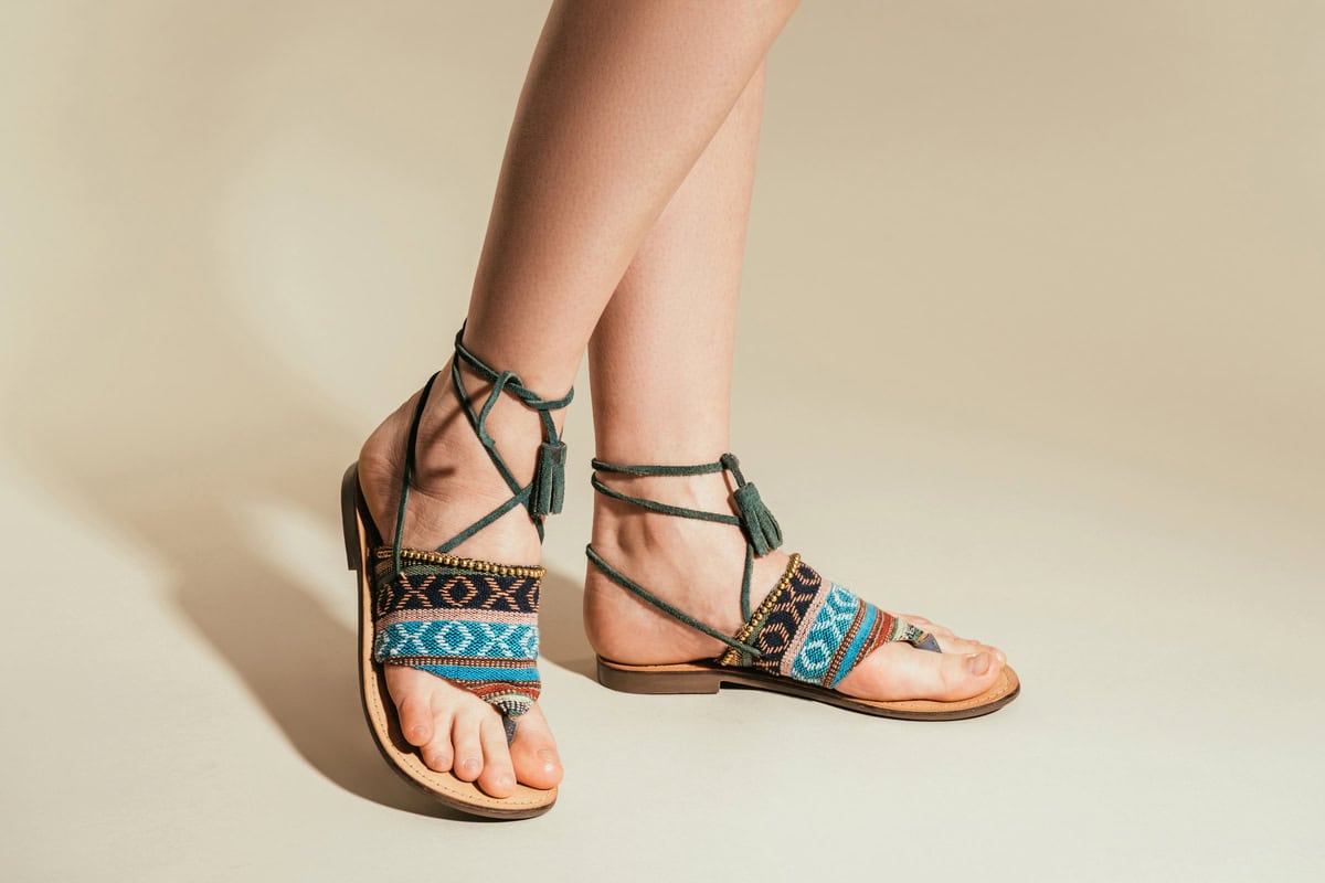 what shoes to wear with wide leg jeans