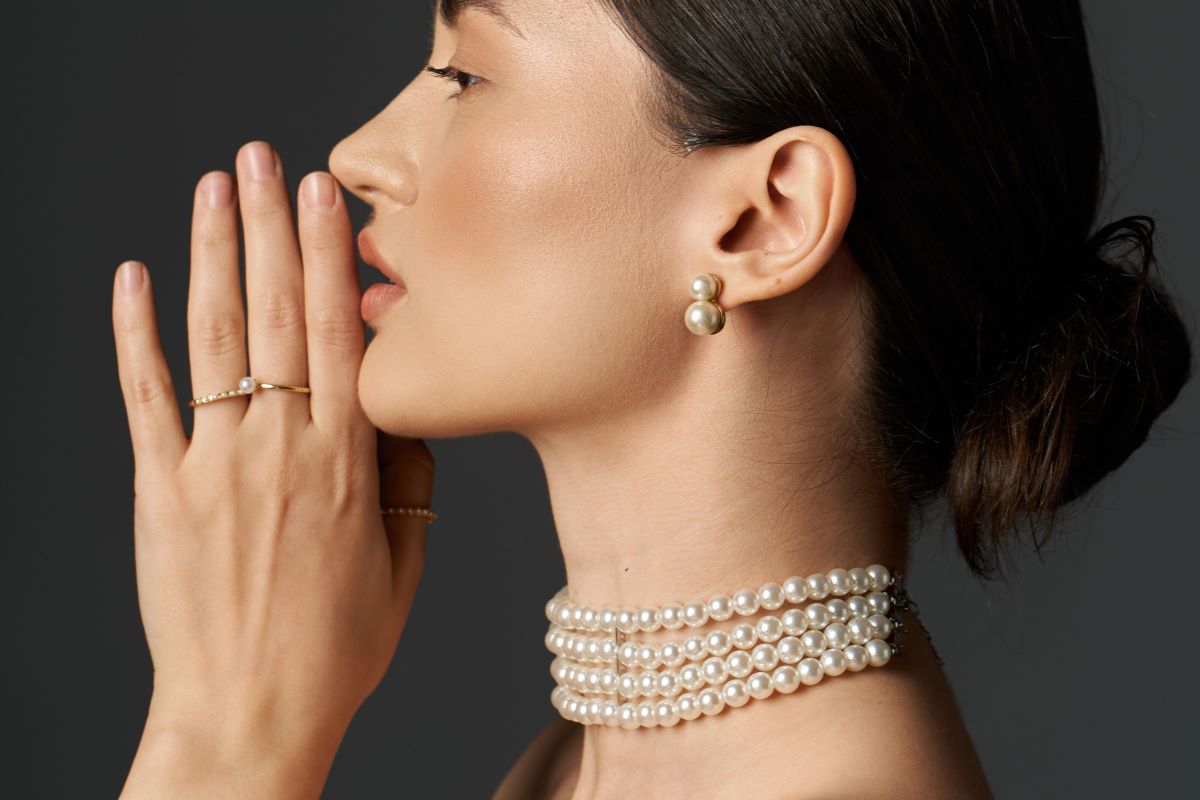 what jewelry to wear with dress neckline