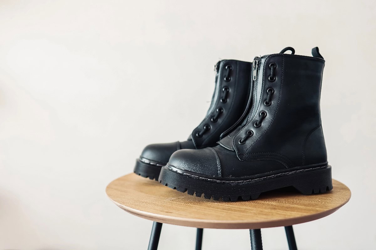 what shoes to wear with wide leg jeans