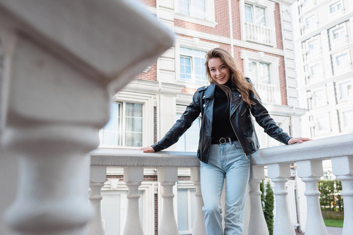 what to wear with light blue jeans
