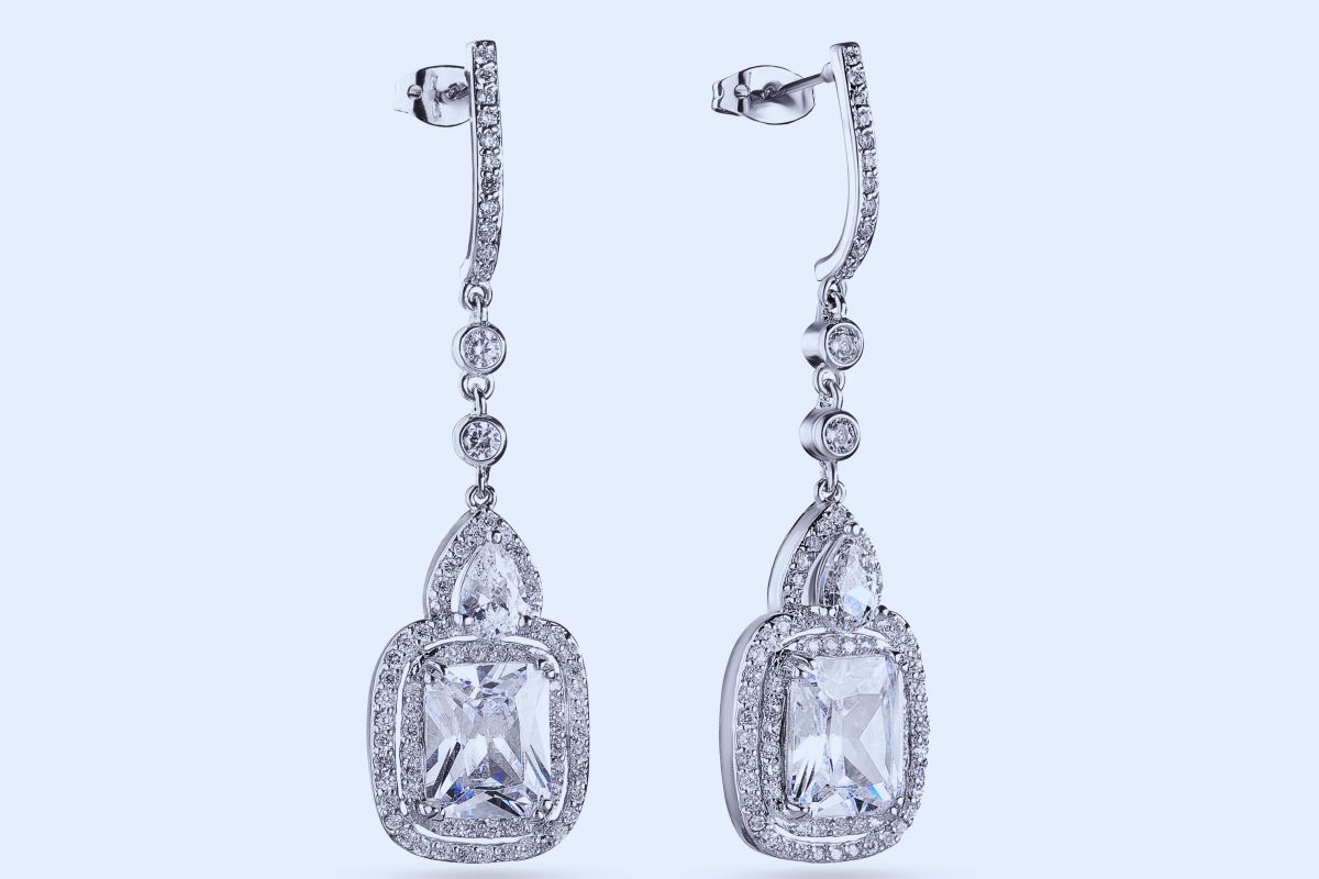 what jewelry to wear with dress neckline