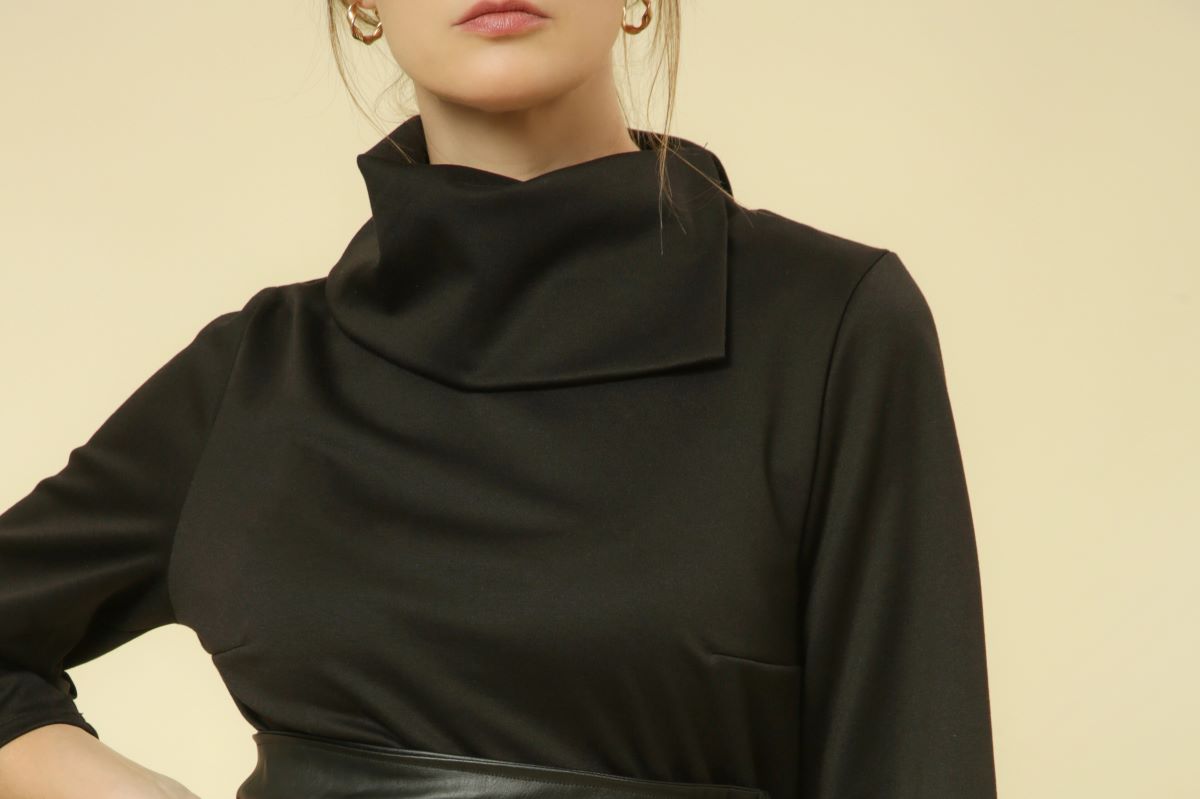 what jewelry to wear with dress neckline