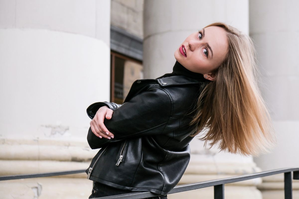 what to wear with wide leg jeans