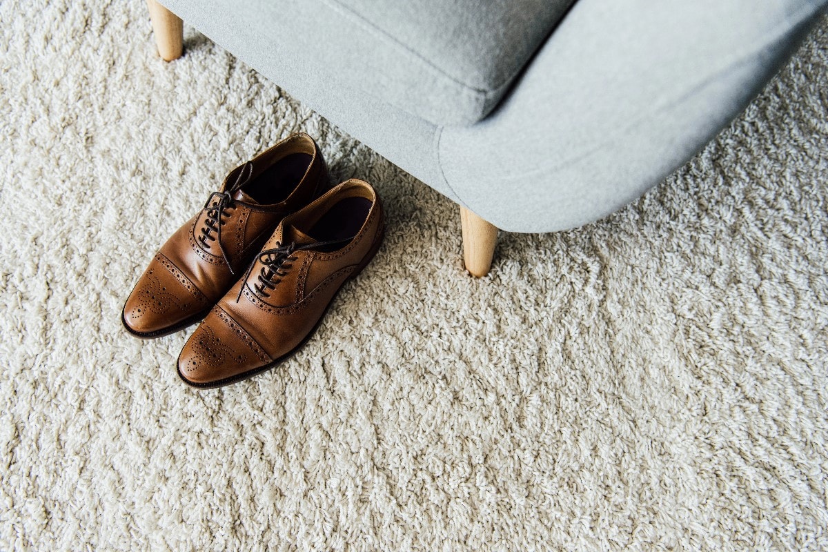 what shoes to wear with wide leg jeans