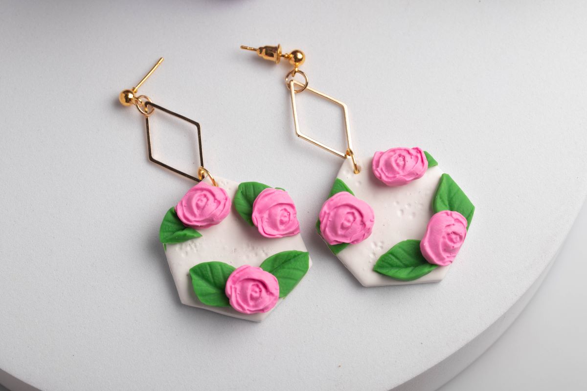 what jewelry to wear with dress neckline