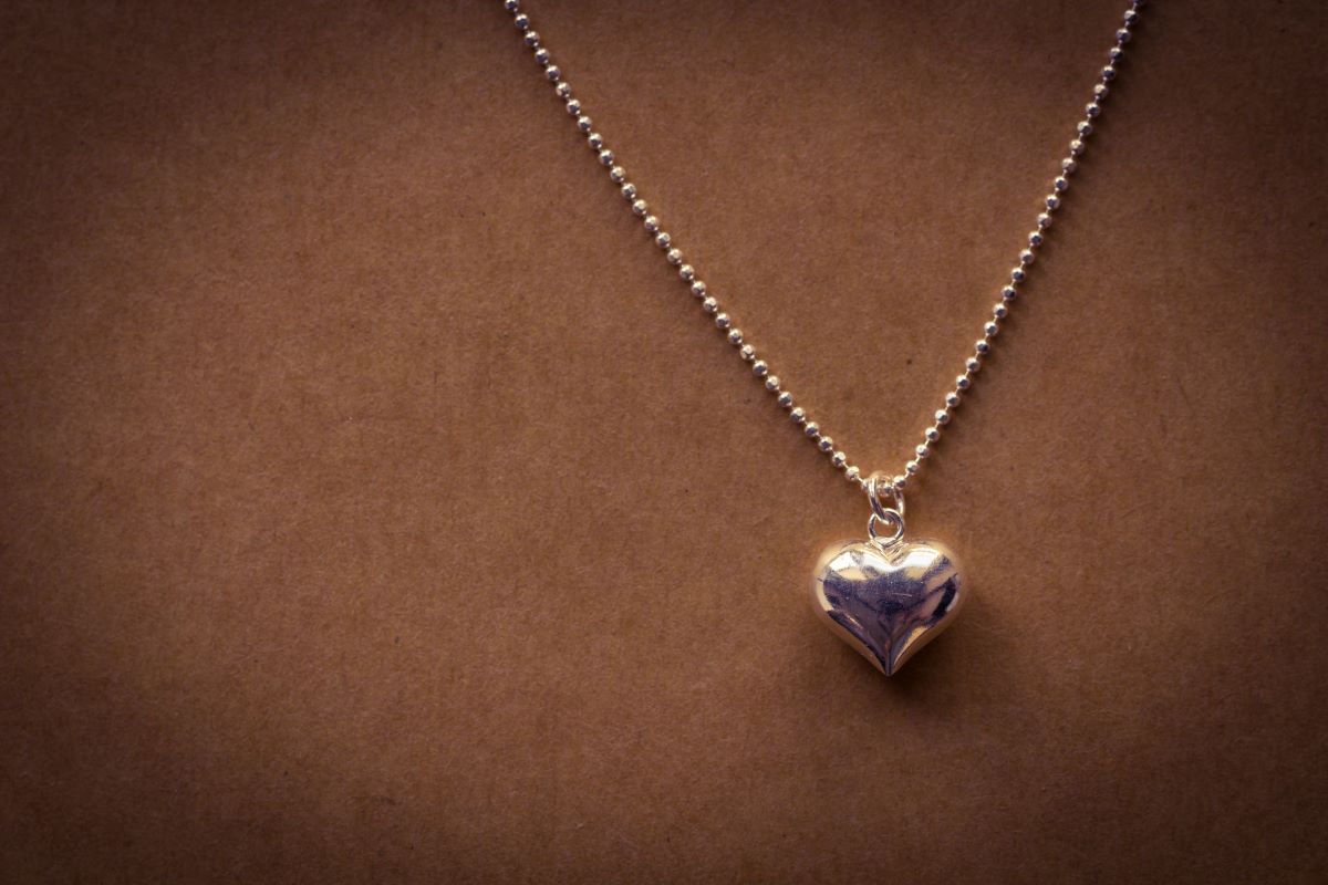 what jewelry to wear with dress neckline