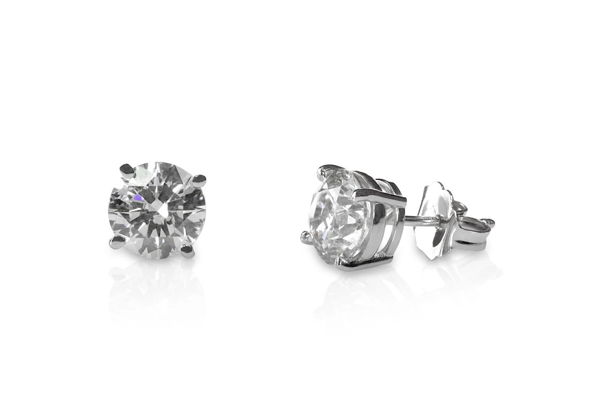 what jewelry to wear with dress neckline