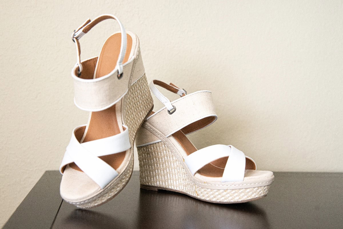 what shoes to wear with wide leg jeans