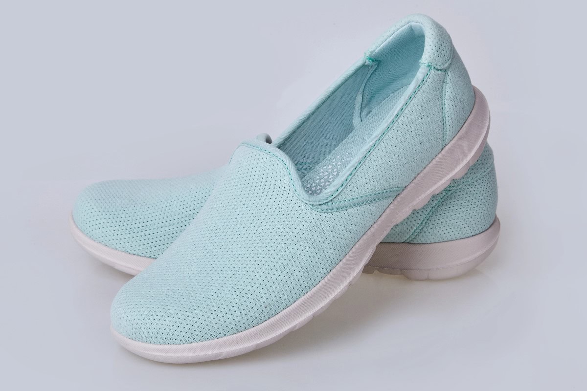 what shoes to wear with wide leg jeans