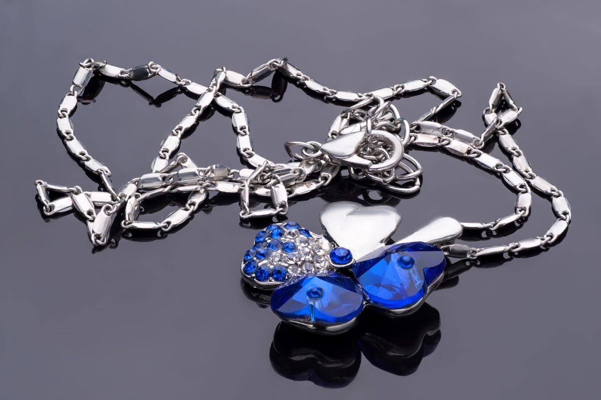 what jewelry to wear with dress neckline