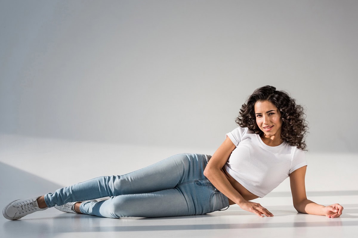what to wear with light blue jeans