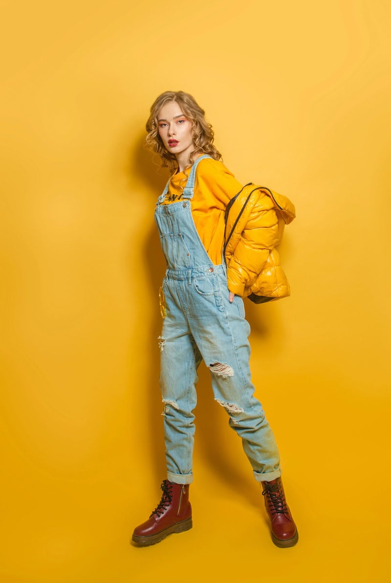 what to wear with light blue jeans