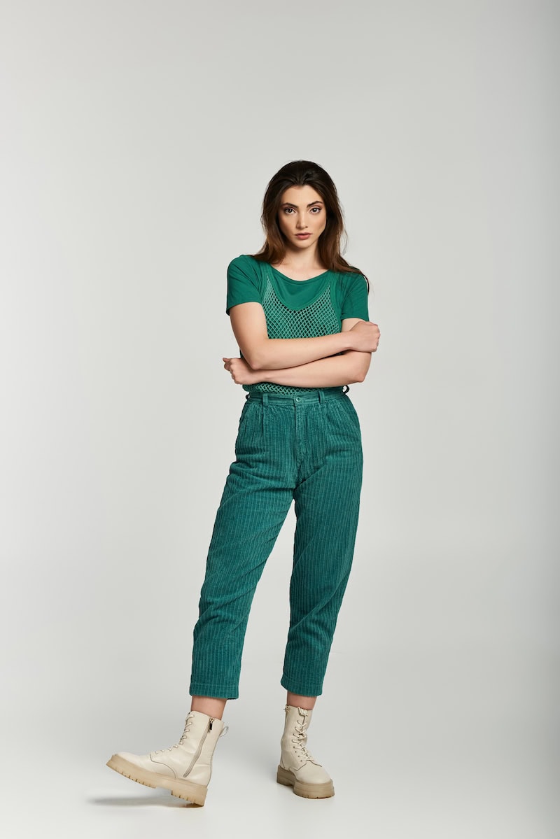 what to wear with green pants
