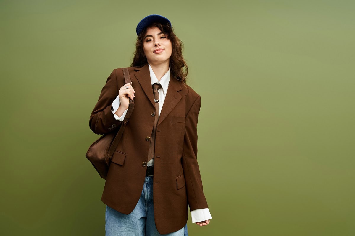 what to wear with light blue jeans