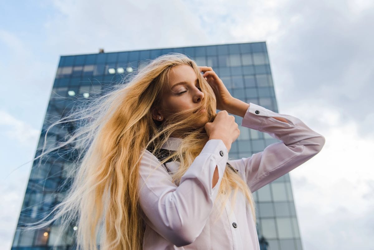 what to wear with white pants