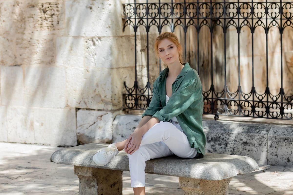 what to wear with white pants